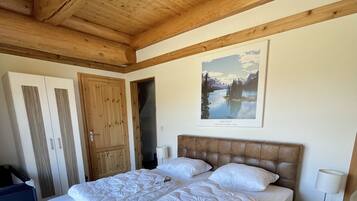 2 bedrooms, soundproofing, free WiFi, bed sheets