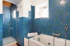 Badewanne, Haartrockner, Handtücher