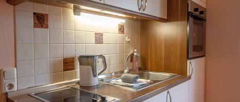 Geladeira, micro-ondas, fogão, cooktop