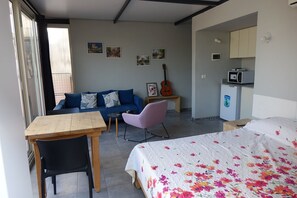 1 bedroom, WiFi - Private Studio, nice terrace , special location, calm  area in Ashrafieh region. (Beirut)