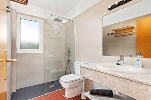 Shower, bidet, towels