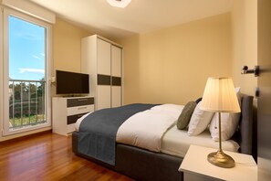3 bedrooms, blackout curtains, iron/ironing board, free WiFi