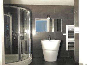 Studio | Badezimmer | Haartrockner, Handtücher