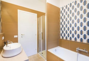 Douche, séchoir à cheveux, bidet, serviettes fournies