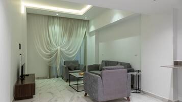 Junior Suite, 1 King Bed, Garden View | Living room