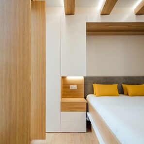 Business Room | In-room safe, desk, laptop workspace, blackout drapes