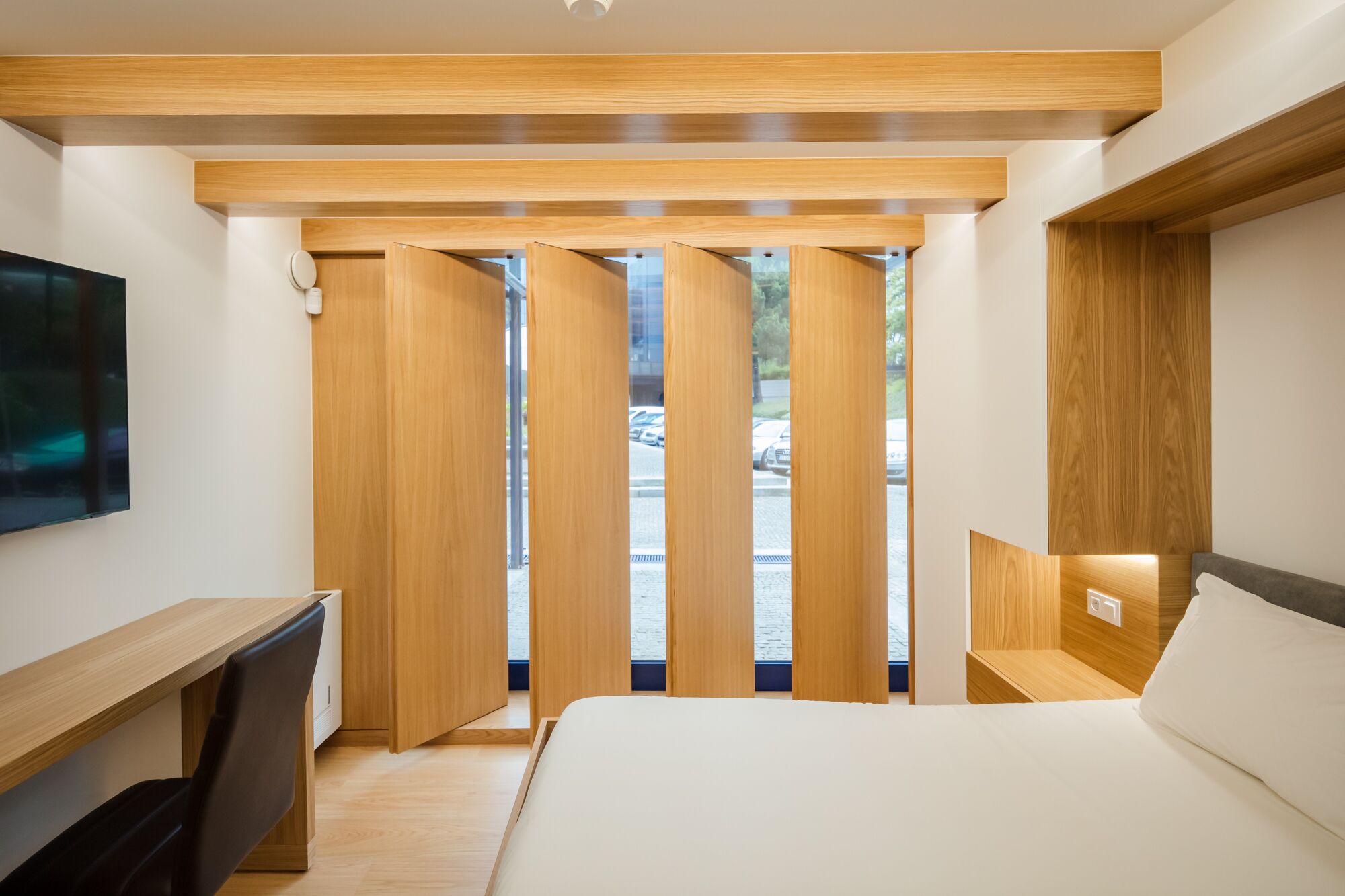Business Room | In-room safe, desk, laptop workspace, blackout drapes