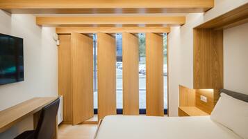 Business Room | In-room safe, desk, laptop workspace, blackout drapes