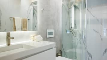 Business Room | Bathroom | Shower, hair dryer, towels, shampoo