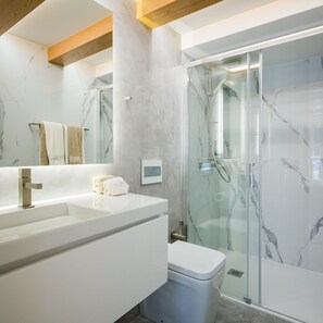 Business Room | Bathroom | Shower, hair dryer, towels, shampoo - Sophia Oporto Urban Suites (Porto)