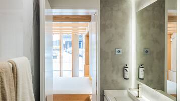 Business Room | Bathroom | Shower, hair dryer, towels, shampoo