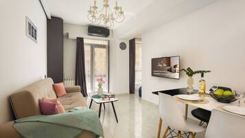 Appartamento Executive, 1 camera da letto | Area soggiorno | TV a schermo piatto 40 pollici con canali via cavo, film pay-per-view