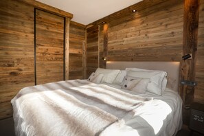 2 bedrooms, internet, bed sheets, wheelchair access