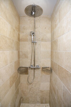 Dusche, Haartrockner, Handtücher