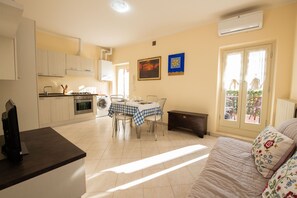 Apartamento básico | Área de estar | TV 30 polegadas com canais digitais