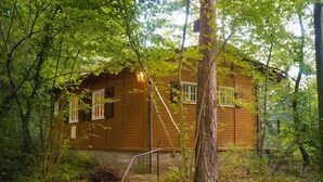 A wooden cabin surrounded by dense forest. - Stilles Glück Helmeroth (Helmeroth)