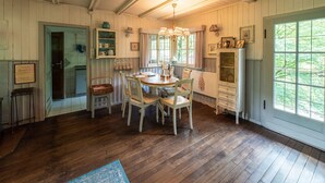 A dining area with a round table, four chairs, a chandelier, and a window with curtains. - Stilles Glück Helmeroth (Helmeroth)