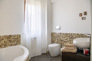 Badekar, hårtørrer, bidet, håndklæder
