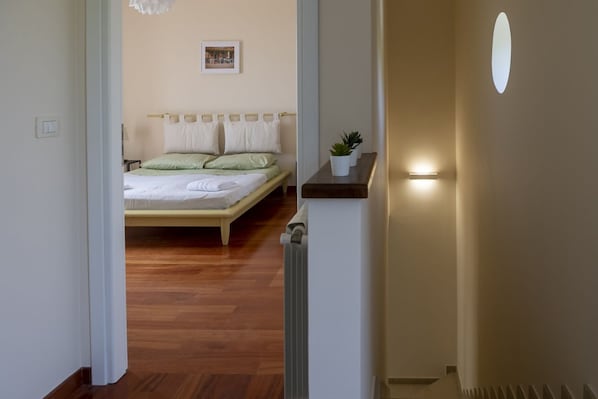 4 habitaciones, tabla de planchar con plancha y ropa de cama