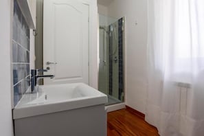 Badewanne, Haartrockner, Bidet, Handtücher