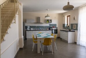 Een microgolfoven, een oven, een kookplaat, een vaatwasser