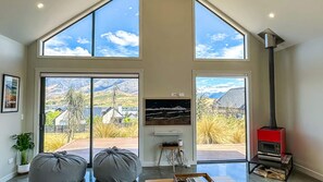 Interior - Falcons Retreat with spa near skifields (Queenstown)