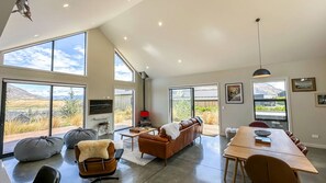 Smart TV, ping pong - Falcons Retreat with spa near skifields (Queenstown)