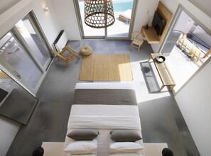 2 bedrooms, in-room safe, desk, iron/ironing board