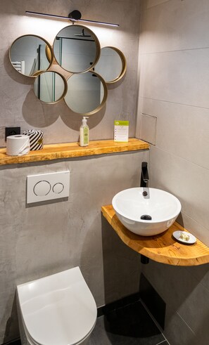 Douche, sèche-cheveux, serviettes fournies, savon