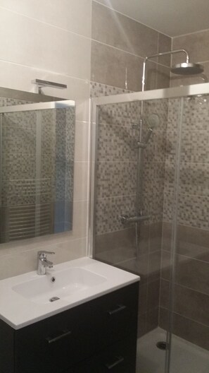 Douche, sèche-cheveux, savon, papier toilette
