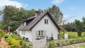A white house with a steep roof, a small porch, and a garden in front. - Stunning home in Nørre Nebel (Nørre Nebel)