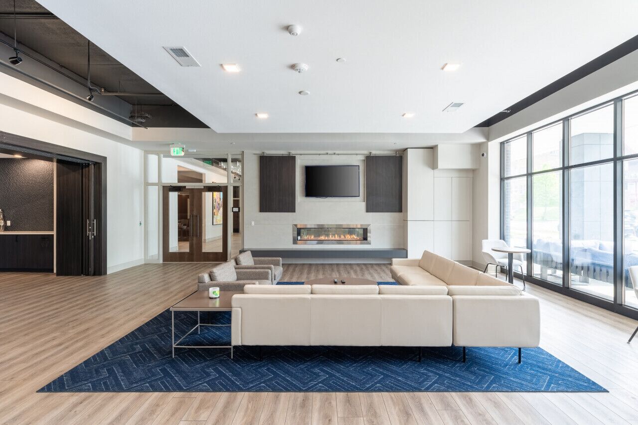 Smart-tv, böcker och en stereo