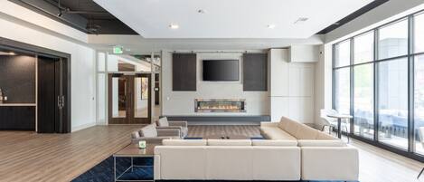 Smart TV, libros y estéreo