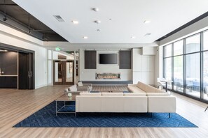 Una Smart TV, libros, un reproductor estéreo