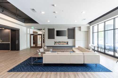 East Side Luxury 1BR Apt - Near Brady St with Balcony and Lounge