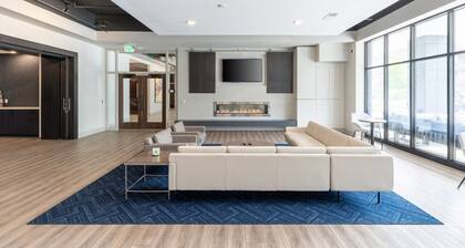 East Side Luxury 1BR Apt - Near Brady St with Balcony and Lounge