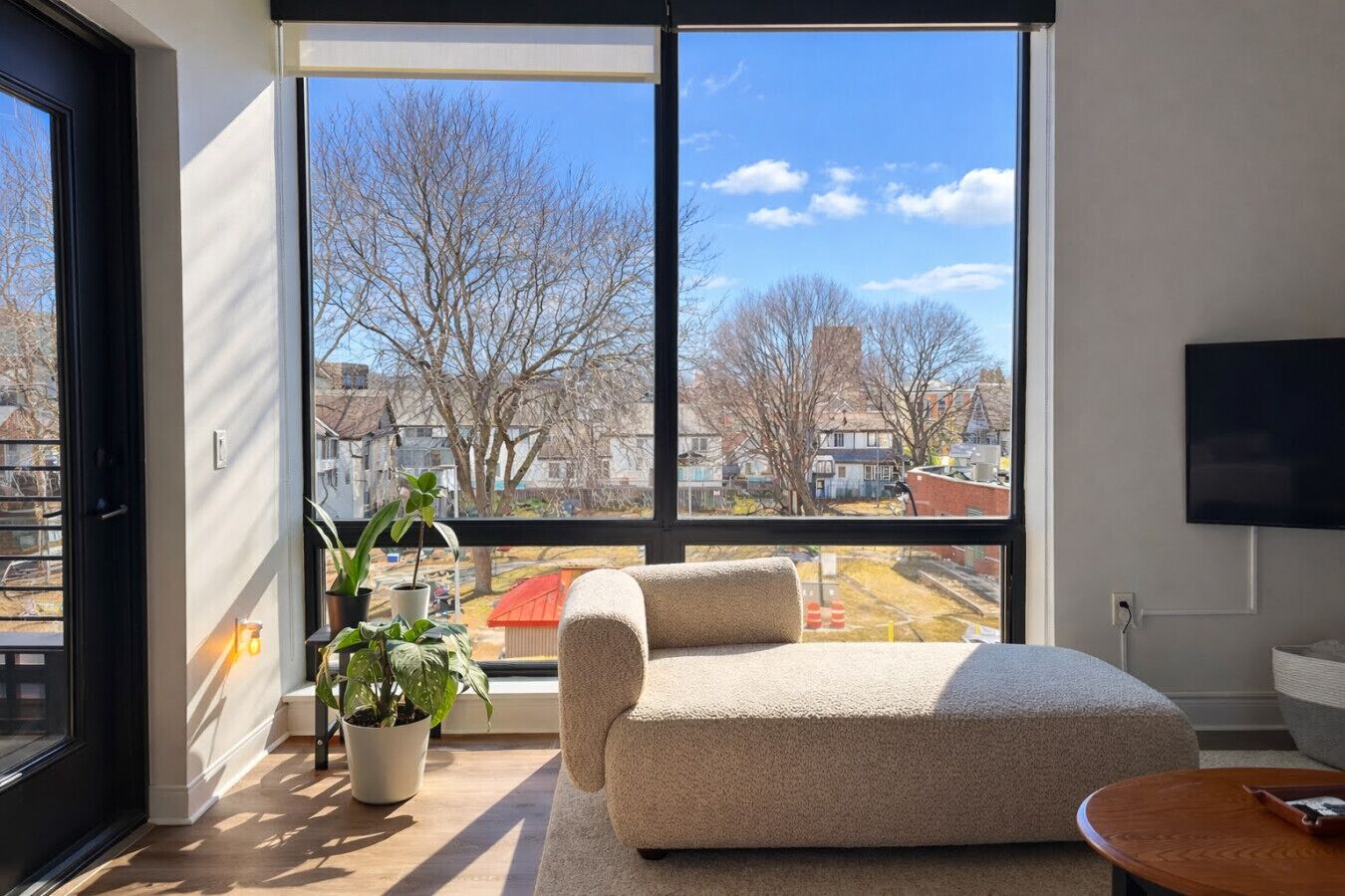 TV connectée, livres, chaîne hi-fi