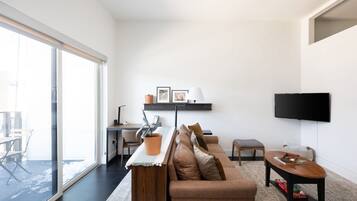 Een smart-tv en boeken