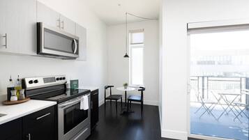 Een koelkast, een magnetron, een oven, een kookplaat