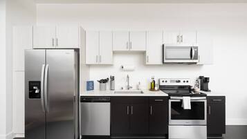 Een koelkast, een magnetron, een oven, een kookplaat