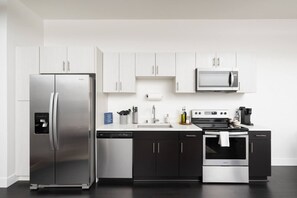 Jääkaappi, mikroaaltouuni, uuni, liesi