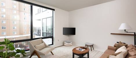 TV connectée, livres, chaîne hi-fi