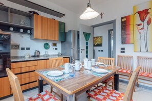 Microwave, oven, stovetop, dishwasher - GuestHost - Spacious 130mq apartment that comfortably accommodates 4 people, being equipped with two duble bedrooms, two bathrooms and all the comforts for a pleasant stay. The accommodation is located in a prestigious area of ​​Pesaro, in the immedi (Pesaro)