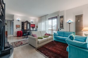 TV - GuestHost - Spacious 130mq apartment that comfortably accommodates 4 people, being equipped with two duble bedrooms, two bathrooms and all the comforts for a pleasant stay. The accommodation is located in a prestigious area of ​​Pesaro, in the immedi (Pesaro)