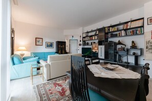 TV - GuestHost - Spacious 130mq apartment that comfortably accommodates 4 people, being equipped with two duble bedrooms, two bathrooms and all the comforts for a pleasant stay. The accommodation is located in a prestigious area of ​​Pesaro, in the immedi (Pesaro)
