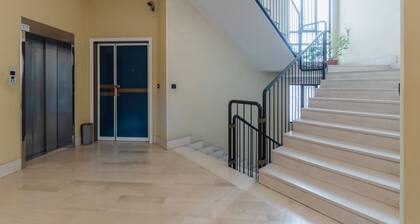 GuestHost - Spacious 130mq apartment that comfortably accommodates 4 people, being equipped with two duble bedrooms, two bathrooms and all the comforts for a pleasant stay. The accommodation is located in a prestigious area of Pesaro, in the immedi