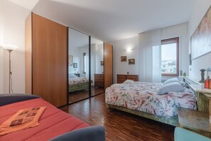 2 bedrooms, iron/ironing board, WiFi, bed sheets - GuestHost - Spacious 130mq apartment that comfortably accommodates 4 people, being equipped with two duble bedrooms, two bathrooms and all the comforts for a pleasant stay. The accommodation is located in a prestigious area of ​​Pesaro, in the immedi (Pesaro)