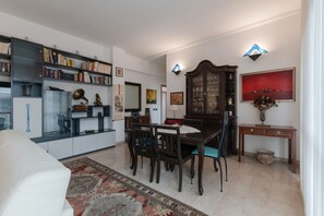 Dining - GuestHost - Spacious 130mq apartment that comfortably accommodates 4 people, being equipped with two duble bedrooms, two bathrooms and all the comforts for a pleasant stay. The accommodation is located in a prestigious area of ​​Pesaro, in the immedi (Pesaro)