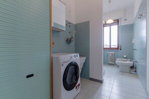 Badekar, hårføner, bidé og håndklær