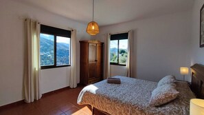 4 chambres, fer et planche à repasser, lit parapluie, Wi-Fi gratuit